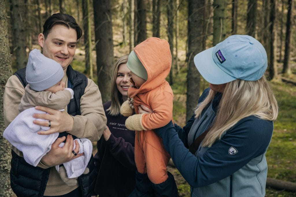 Kaksi perhettä metsässä.