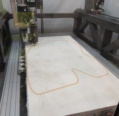 Suuren mittakaavan 3D-tulostin jossa tulostimen extruuderipää tulostaa tulostusalustan reunoille asti yltävää kappaletta.