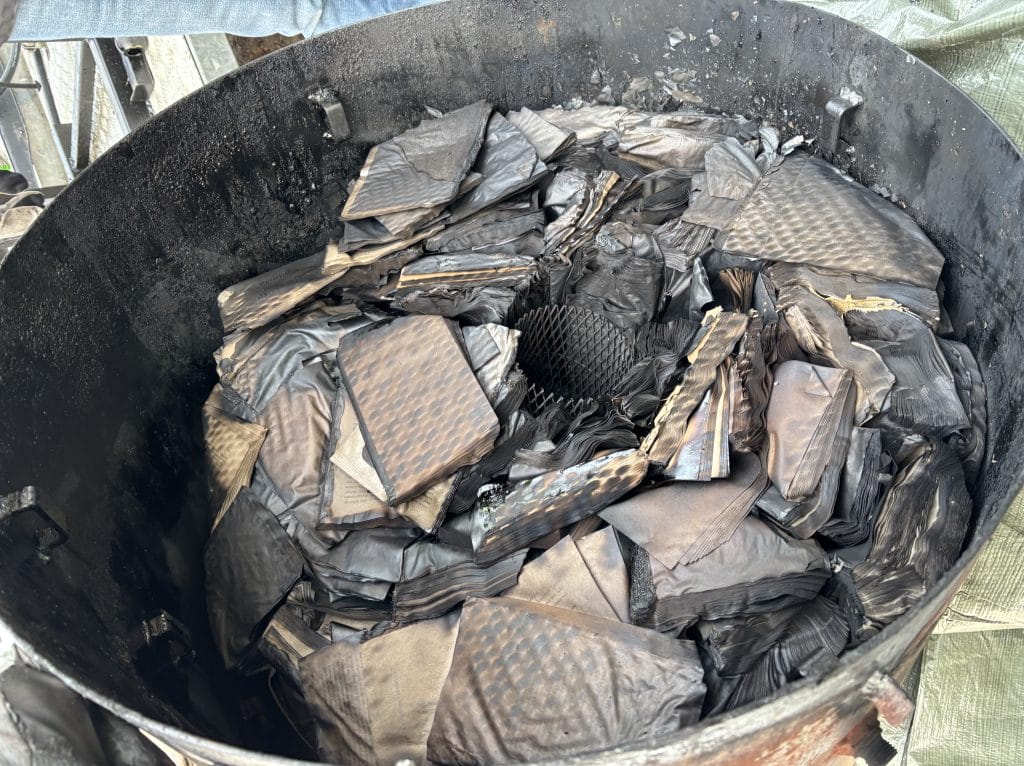 Retortin sisävaippa, jossa näkyvissä osittain pyrolysoitumatonta materiaalia.