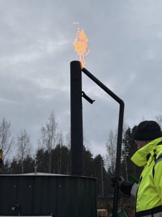 Pyrolyysilaitteen kaasujen ohitusputki liitettynä savupiippuun, jossa pyrolyysikaasut väliaikaisesti poltetaan prosessilämpötilan laskemiseksi.